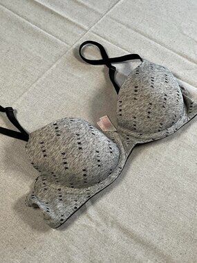 Womoens Victoria's Secret Pink Gray Pink Lined Underwire T-Shirt Bra (32B)